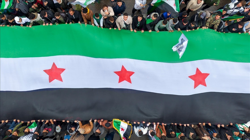 عام على "التحرير".. انفتاح دولي على سوريا ونأي إيراني وإسرائيلي (تقرير)