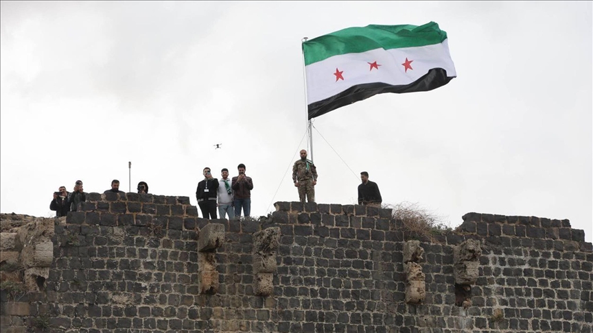 رفع علم سوريا على أعلى برج في بانياس احتفالا بذكرى سقوط الأسد