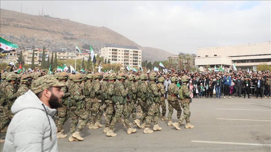 Siri  parada ushtarake në disa provinca për të shënuar njëvjetorin e rënies së regjimit të Assadit