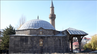 Erzurum'daki tarihi Şeyhler Camisi minaresindeki güneş saatiyle dikkati çekiyor