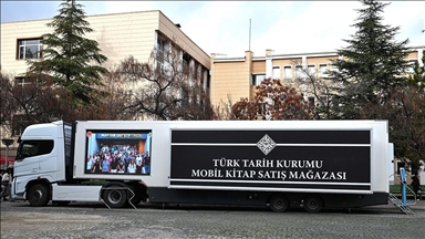 TTK'nın mobil kitap satış mağazası, Ankara'daki üniversite kampüslerinde öğrencilere kapılarını açtı