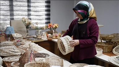 Anneannesinden öğrendiği hasır dokuma sanatını geleceğe aktarıyor