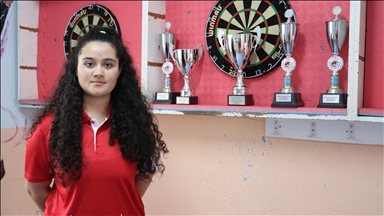 Milli dartçı Zehra Gemi, İngiltere'de altın madalya kazandı 