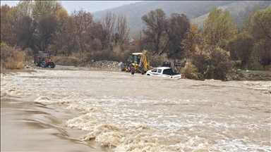 خێزانێک کە لە چەمی باکرمان لە ناو ئاودا گیریان خواردبوو ڕزگار کران