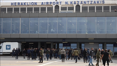 Yunanistan'ın Girit kentinde protestocu çiftçilerin havaalanı pistine girmesi hava trafiğini aksattı