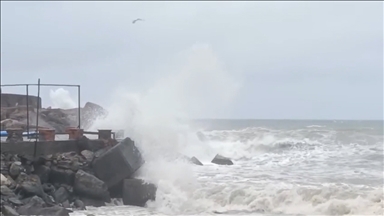 Düzce'de kuvvetli rüzgar nedeniyle dalga boyu yükseldi