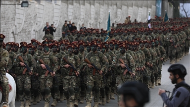 Siri, parada ushtarake në disa provinca për të shënuar njëvjetorin e rënies së regjimit të Assadit