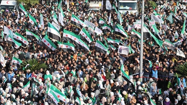 أهالي حلب يجوبون الشوارع احتفالا بذكرى إسقاط نظام الأسد