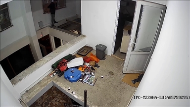 Ordu'da asma katın çökmesi sonucu düşen kişinin görüntüsü güvenlik kamerasına yansıdı