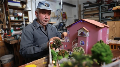 Emekli öğretmen atık malzemelerden maket ve ahşap eşya yapıyor