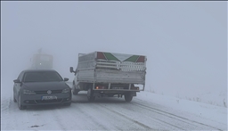 Di rêbejaya Qers-Goleyê da berf û mij tesîreke neyînî li veguhestinê dike