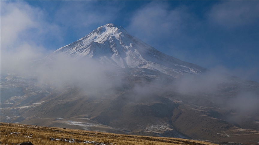 Çiyayê Agiriyê di bin mij û berfê da ma