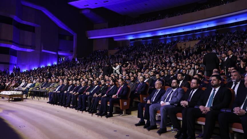 بـ"دموع الفرح".. الشرع يحتضن أيقونة الثورة السورية