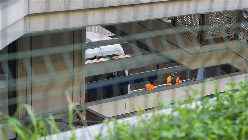 İzmir'de metronun raydan çıkması nedeniyle ulaşım aksadı