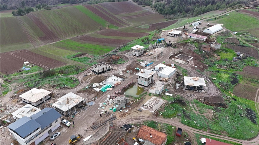 Bilecik'teki orman yangınında evleri zarar görenler için başlatılan konut inşaatları sürüyor