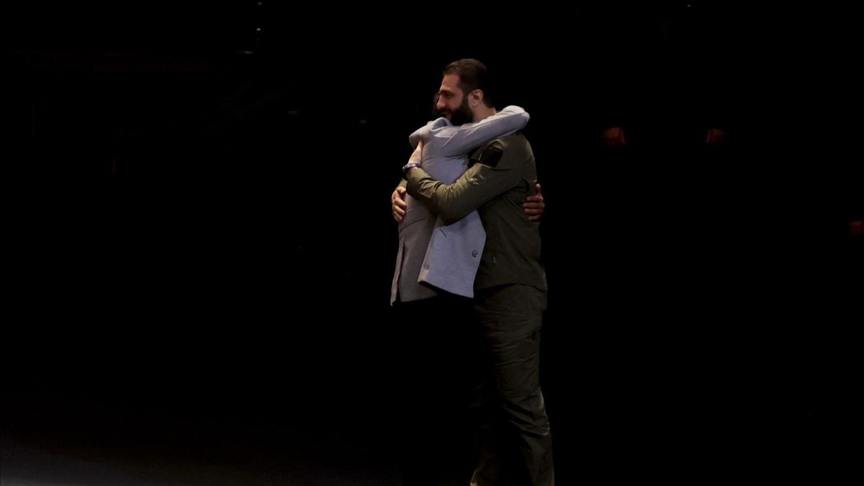 لقطة دافئة بين الشرع وصاحب مقولة ”ماذا فعلنا لبشار الأسد كي يقتلنا؟”