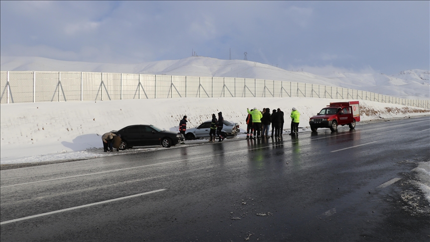 Li Wanê 4 wesayît li hev qelibîn, 5 kes birîndar bûn
