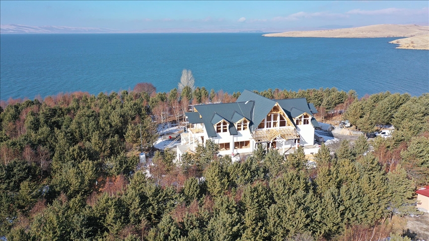 Çıldır Gölü'nün gözdesi "kütük ev" yeniden kış turizmi için hazırlanıyor