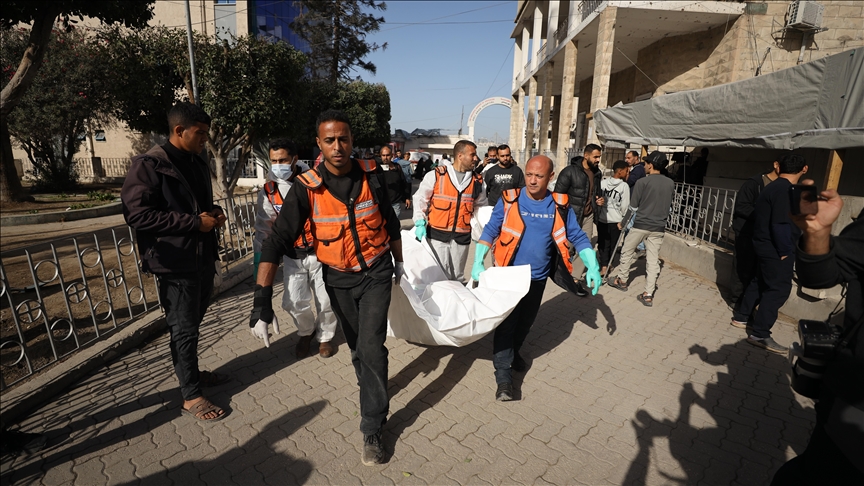 غزة.. الدفاع المدني ينتشل جثامين 15 فلسطينيا من مجمع الشفاء