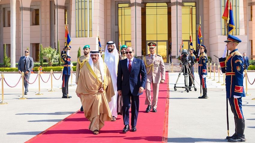 ملك البحرين يبدأ "زيارة خاصة" لمصر يلتقي خلالها السيسي