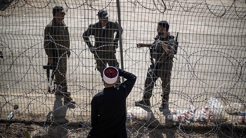 Devrimin ardından komşu ülkelerle yeni sayfa açan Suriye, İsrail'in şiddetli saldırı ve işgaline maruz kaldı