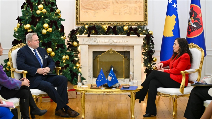 Presidentja Osmani kërkon mbështetjen e Terras për heqjen e masave të BE-së ndaj Kosovës