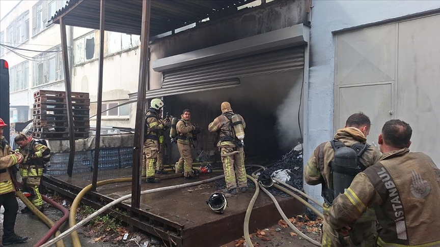 Bakırköy'de 2 katlı etiket fabrikasında çıkan yangın söndürüldü