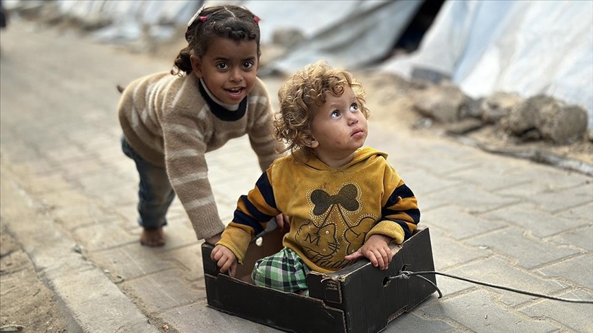 И покрај бремето на војната во Газа, децата се обидуваат да опстојат во животот претворајќи ги урнатините во игралиште