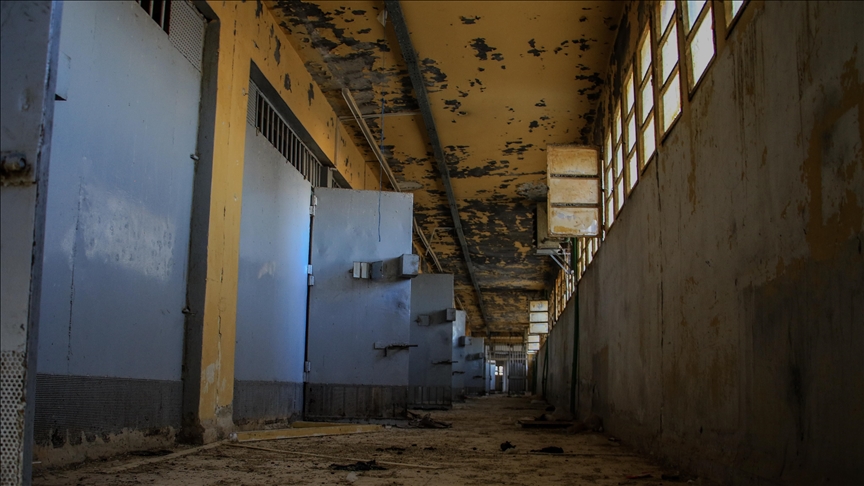 عام على التحرير.. وحشية الأسد وسجونه خالدة في ذاكرة السوريين (إطار)