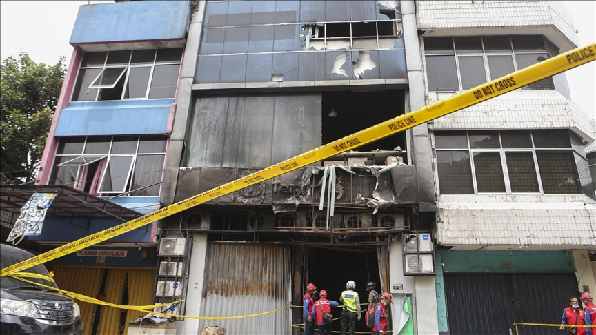 Endonezya'da 7 katlı binada çıkan yangında 22 kişi hayatını kaybetti
