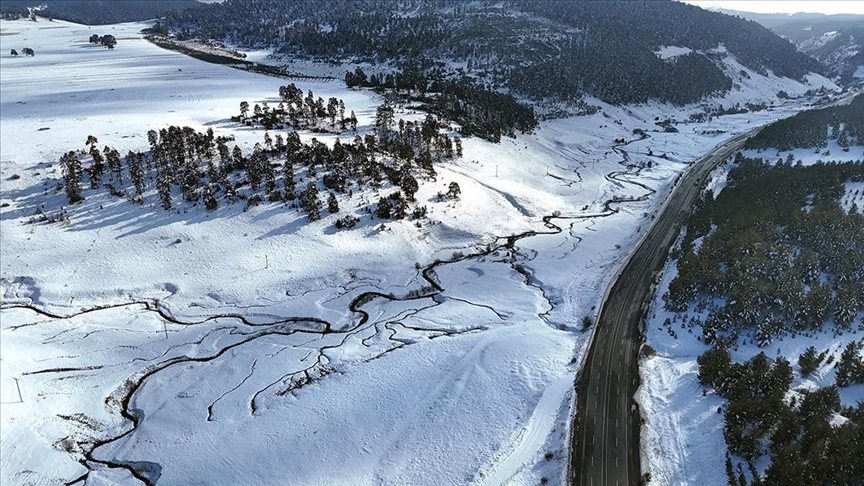 Li Qersê dîmena daristanên çamê yên ku di binê berfê da mane, bi dronê hat kişandin