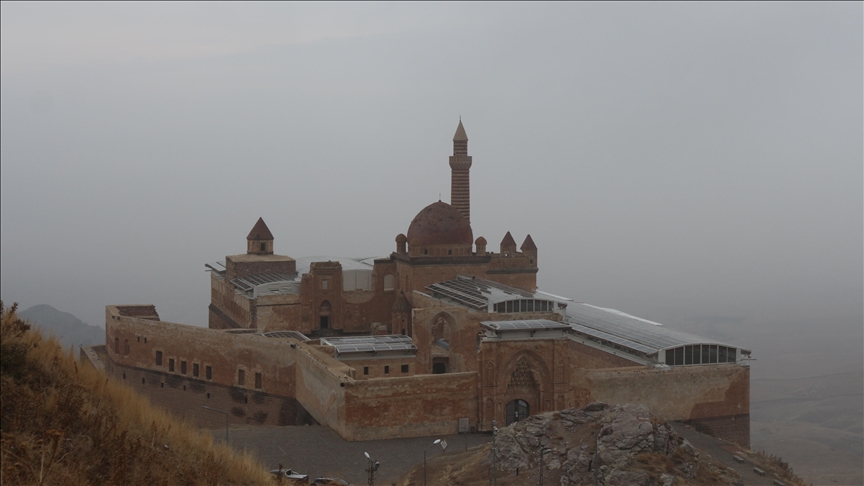 Li Agiriyê derdora Qesra Îshaq Paşa bi mijê nixumî