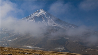 Çiyayê Agiriyê di bin mij û berfê da ma