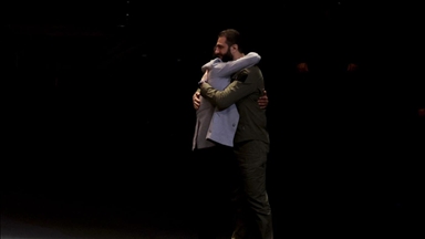 لقطة دافئة بين الشرع وصاحب مقولة "ماذا فعلنا لبشار الأسد كي يقتلنا؟"