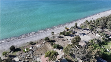 Fethiye sahilinde imara aykırı yapıların yıkımı sürüyor