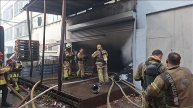 Bakırköy'de 2 katlı etiket fabrikasında çıkan yangın söndürüldü