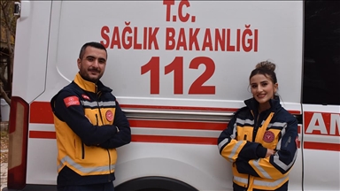 Acil tıp teknisyeni çift ambulansla hastaların imdadına koşuyor