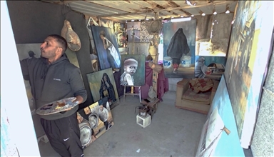 ناج من الإبادة.. فنان فلسطيني يحكي بلوحاته مكابدة الألم في غزة 