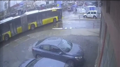 Sultangazi'de İETT otobüsü kayganlaşan yolda kaza yaptı