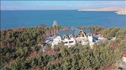 Çıldır Gölü'nün gözdesi "kütük ev" yeniden kış turizmi için hazırlanıyor