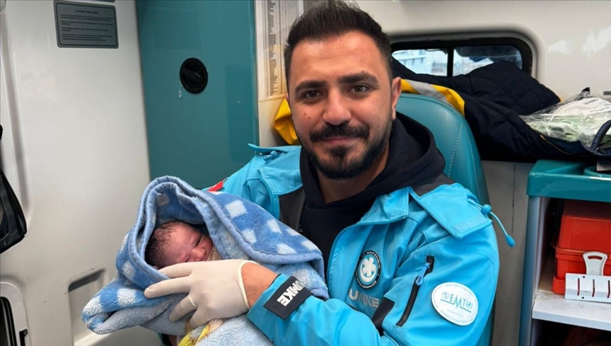 Li Şanliurfayê jina ku di ambulansê da welidî navê xebatkarê tenduristiyê li pitikê xwe kir