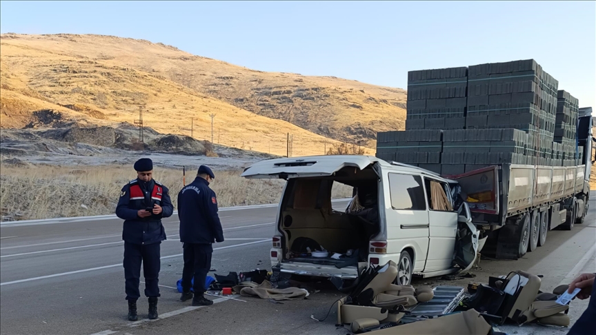 Li Meletiyê TIR û minîbus li hev qelibîn: 3 mirî