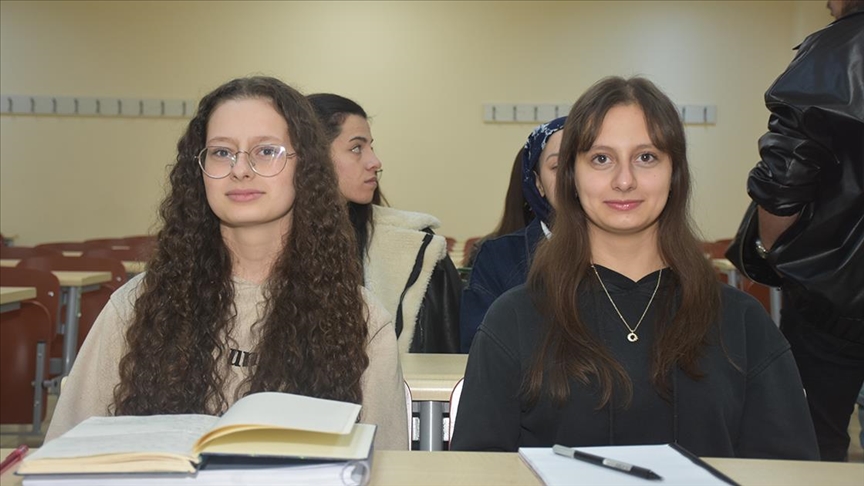 İkiz kardeşlerin eğitim hayatı üniversitede de aynı sırada devam ediyor