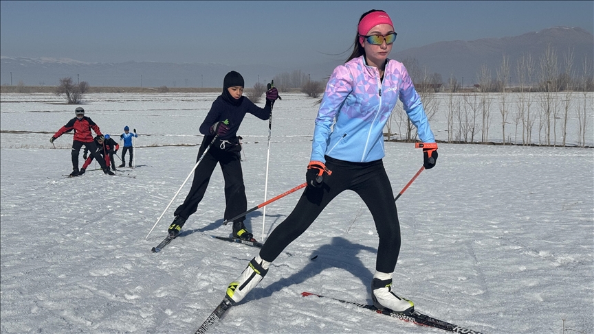 Kaşûvanên ji Hekariyê li ser berfê xwe ji pêşbirkan ra amade dikin