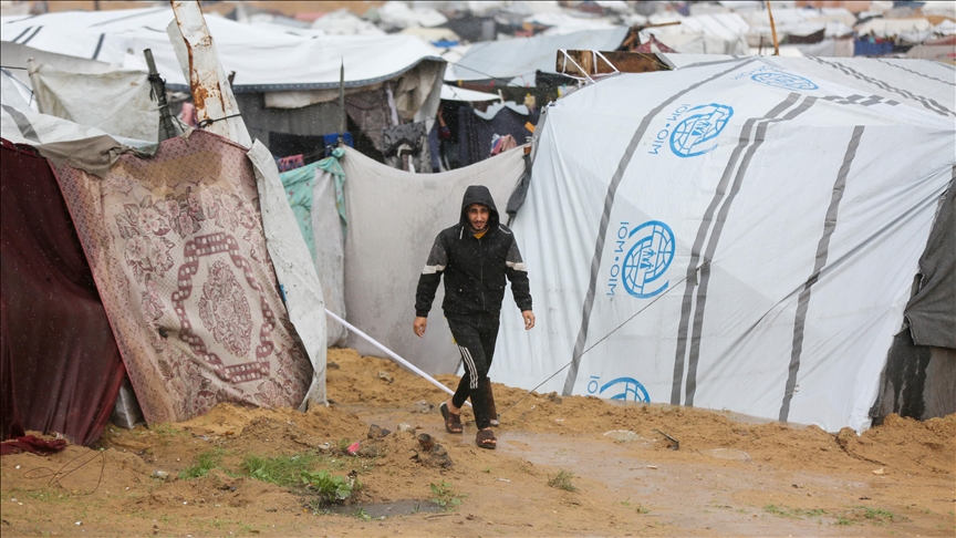 الدفاع المدني بغزة: تلقينا ألف مناشدة من نازحين غمرت الأمطار خيامهم