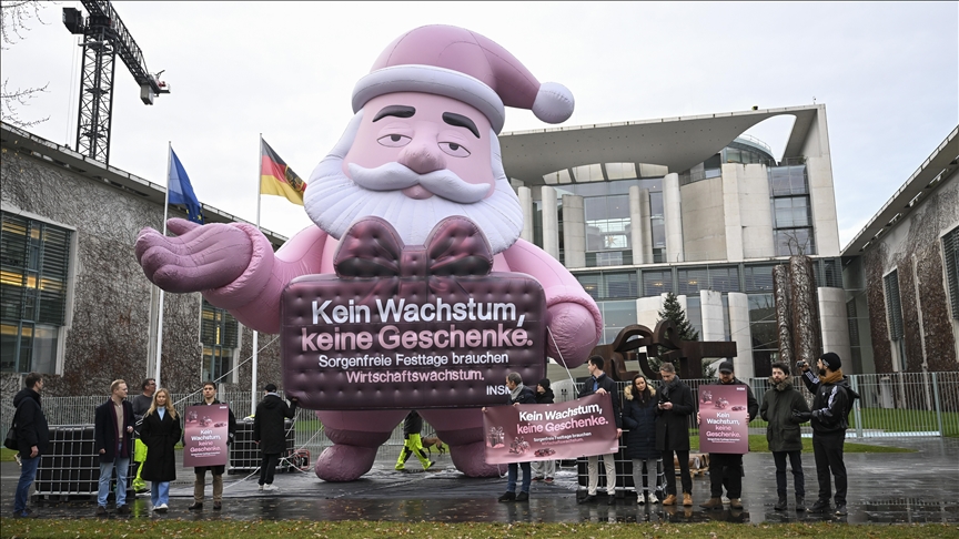 Protestuesit në Berlin përdorin një Babagjysh gjigant për të kritikuar politikat ekonomike të Gjermanisë