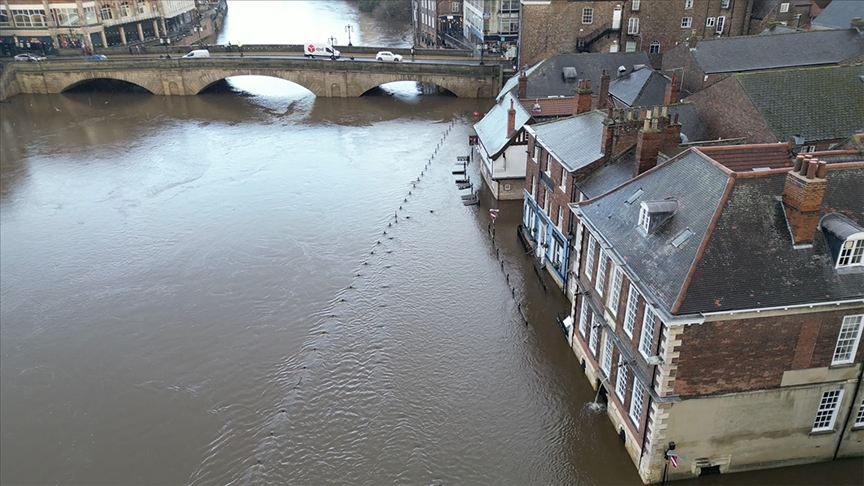 Bram fırtınasının etkili olduğu York kentinde evler ve sokaklar sular altında kaldı