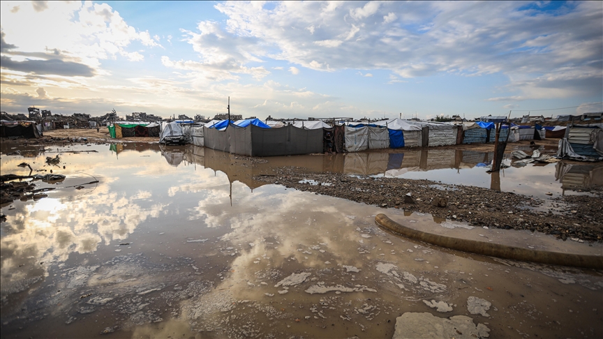 غزة.. غرق آلاف خيام النازحين الفلسطينيين جراء أمطار غزيرة 