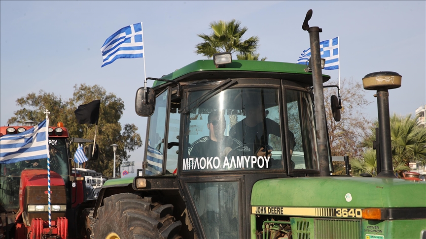 Grčki farmeri blokirali ulaze u luku Volos