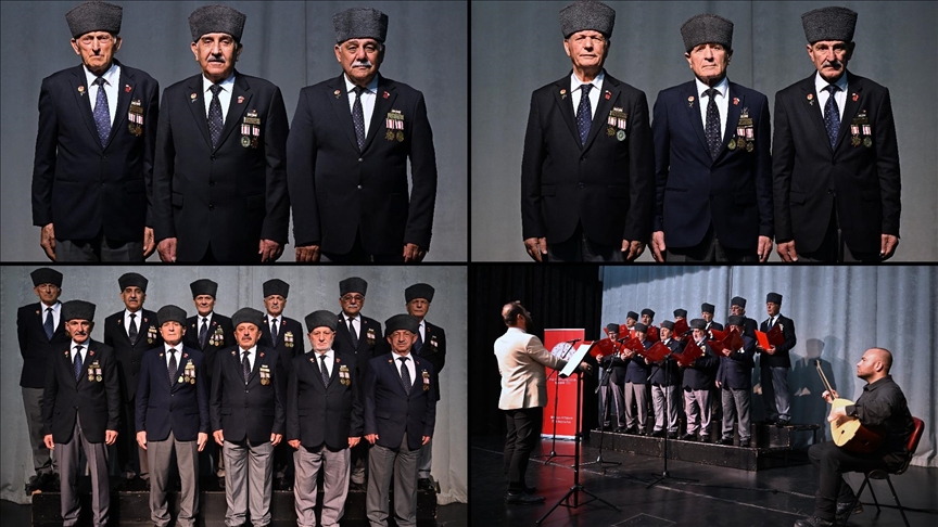 Kıbrıs gazilerinden oluşan koro kahramanlık ezgilerini seslendiriyor